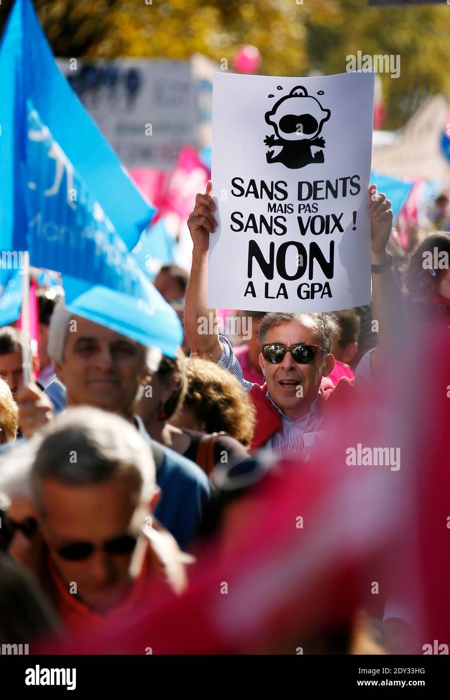 Sostenitori del matrimonio anti-gay la Manif pour Tous (protesta per tutti) protesta contro la procreazione medicalmente assistita e l'uso di madri surrogate, a Bordeaux, Francia occidentale, il 5 ottobre 2014. Foto di Patrick Bernard/ABACAPRESS.COM Foto Stock