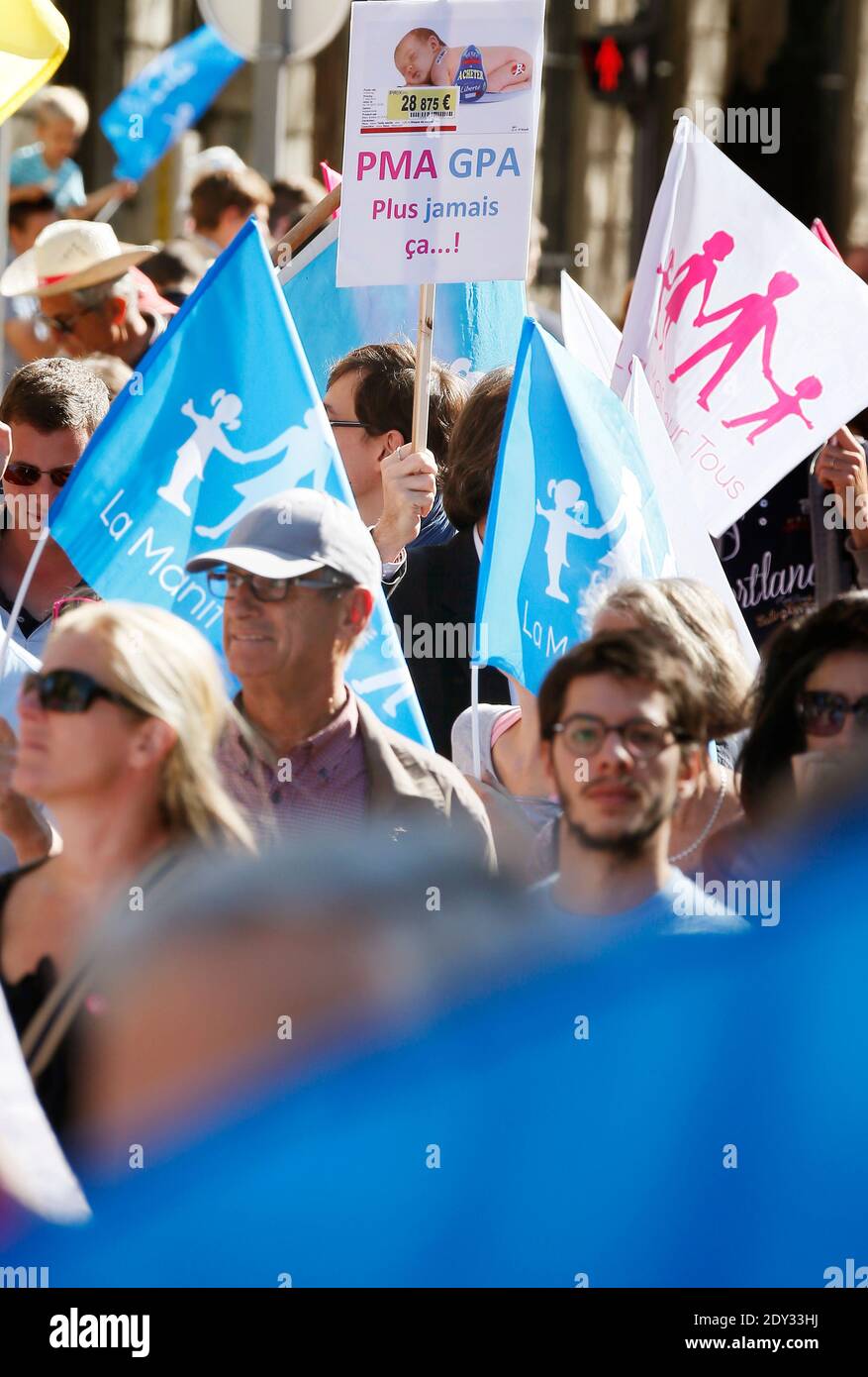 Sostenitori del matrimonio anti-gay la Manif pour Tous (protesta per tutti) protesta contro la procreazione medicalmente assistita e l'uso di madri surrogate, a Bordeaux, Francia occidentale, il 5 ottobre 2014. Foto di Patrick Bernard/ABACAPRESS.COM Foto Stock