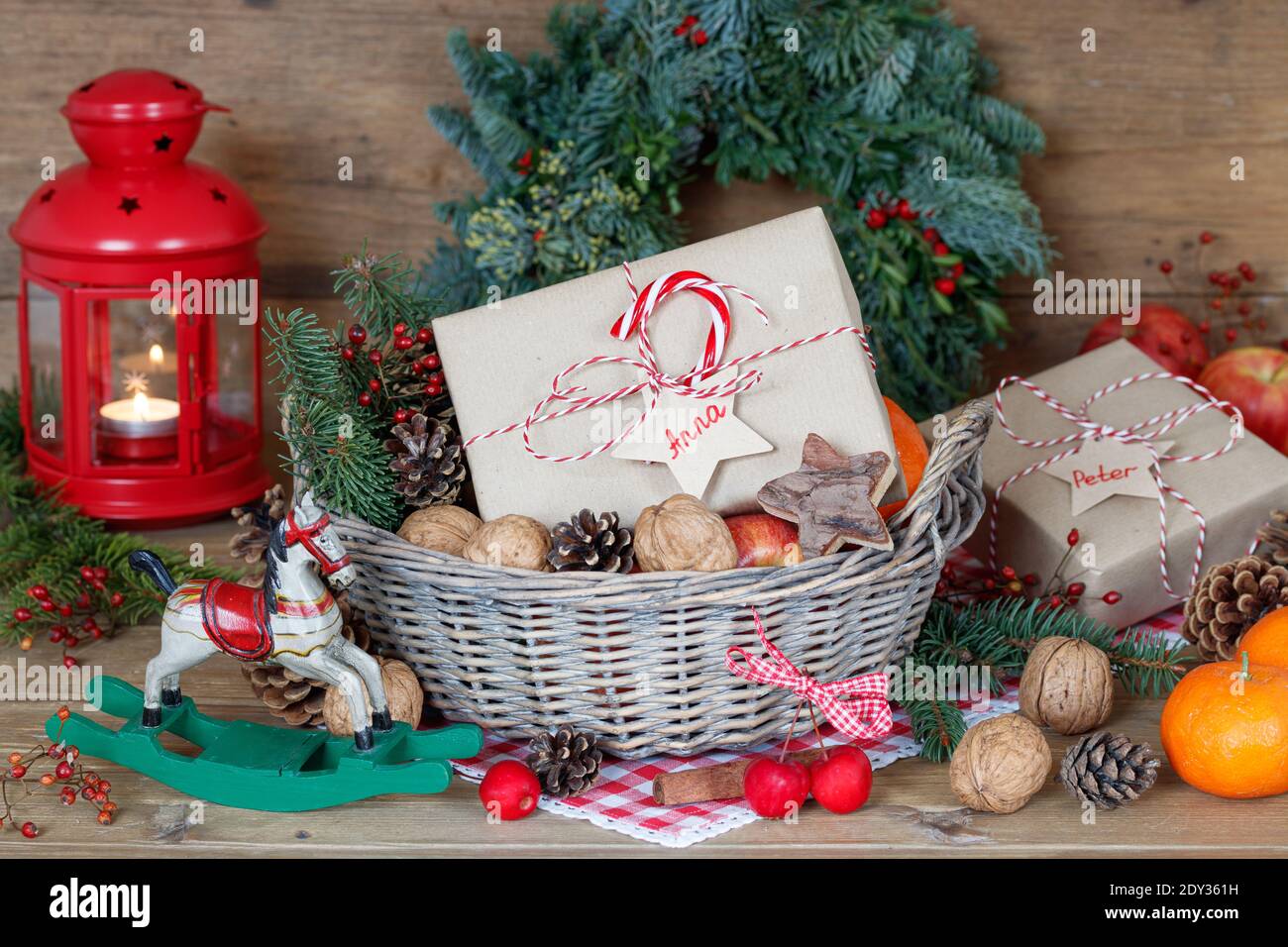 decorazione di natale con scatola presente, mele, noci e mandarini in cestino Foto Stock