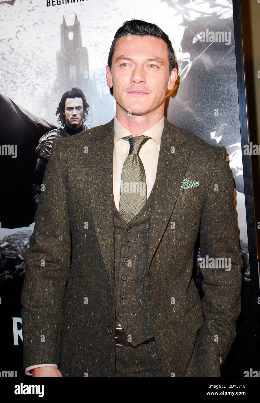 L'attore Luke Evans arriva all'AMC Loews 34th Street a Manhattan per una proiezione di 'Dracula Untold' a New York City, NY, USA il 6 ottobre 2014. Foto di Roy Caratozolo/ABACAPRESS.COM Foto Stock