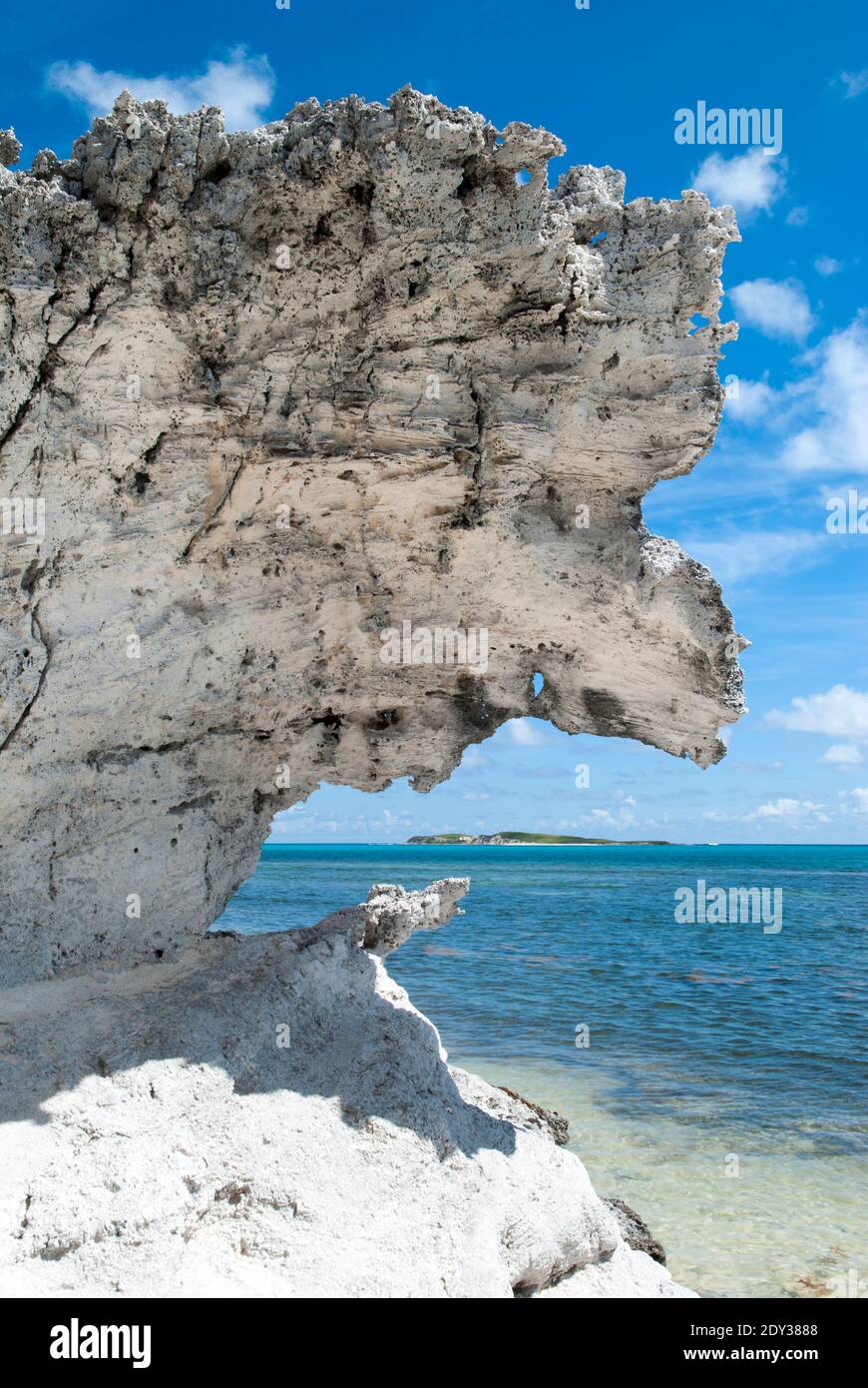 La roccia sospesa erosa su una riva dell'isola di Grand Turk (Isole Turks e  Caicos Foto stock - Alamy
