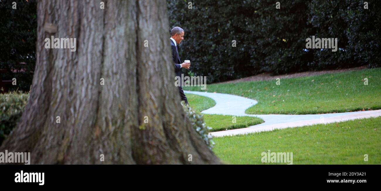 Il presidente Barack Obama si reca all'Ufficio ovale dopo un incontro al Pentagono di Washington, DC, USA, il 6 ottobre 2014. Foto di Dennis Brack/piscina/ABACAPRESS.COM Foto Stock