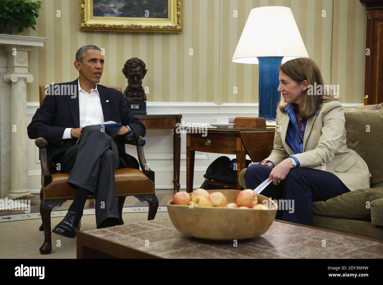 Il Presidente degli Stati Uniti Barack Obama (L) e il Segretario della Salute e dei servizi umani Sylvia Burwell (R) partecipano ad una conferenza telefonica con il Direttore del Centro per il controllo delle malattie Dr. Tom Frieden su Ebola nell'Ufficio ovale della Casa Bianca 13 ottobre 2014 a Washington, DC, USA. Il presidente Obama ha ricevuto un aggiornamento sulla risposta dell'amministrazione al caso Ebola di Dallas e un impegno più ampio sulla preparazione delle infrastrutture sanitarie della nazione. Foto di Alex Wong/Pool/ABACAPRESS.COM Foto Stock