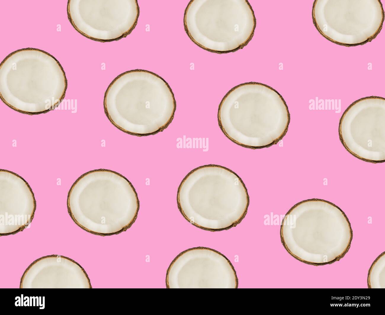 modello tropicale minimalista con esotica frutta di cocco su un rosa sfondo Foto Stock