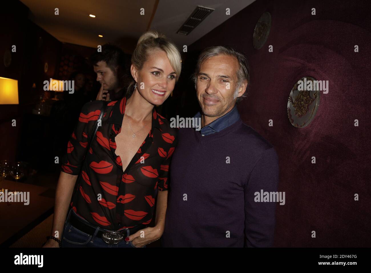 ESCLUSIVO. Laeticia Hallyday e Paul Belmondo partecipano alla presentazione del libro di Helene Darroze 'Les Recettes de mes Grands-Meres' al ristorante Helene Darroze, Rue D'Assas a Parigi, Francia, il 20 ottobre 2014. Foto di Jerome Domine/ABACAPRESS.COM Foto Stock