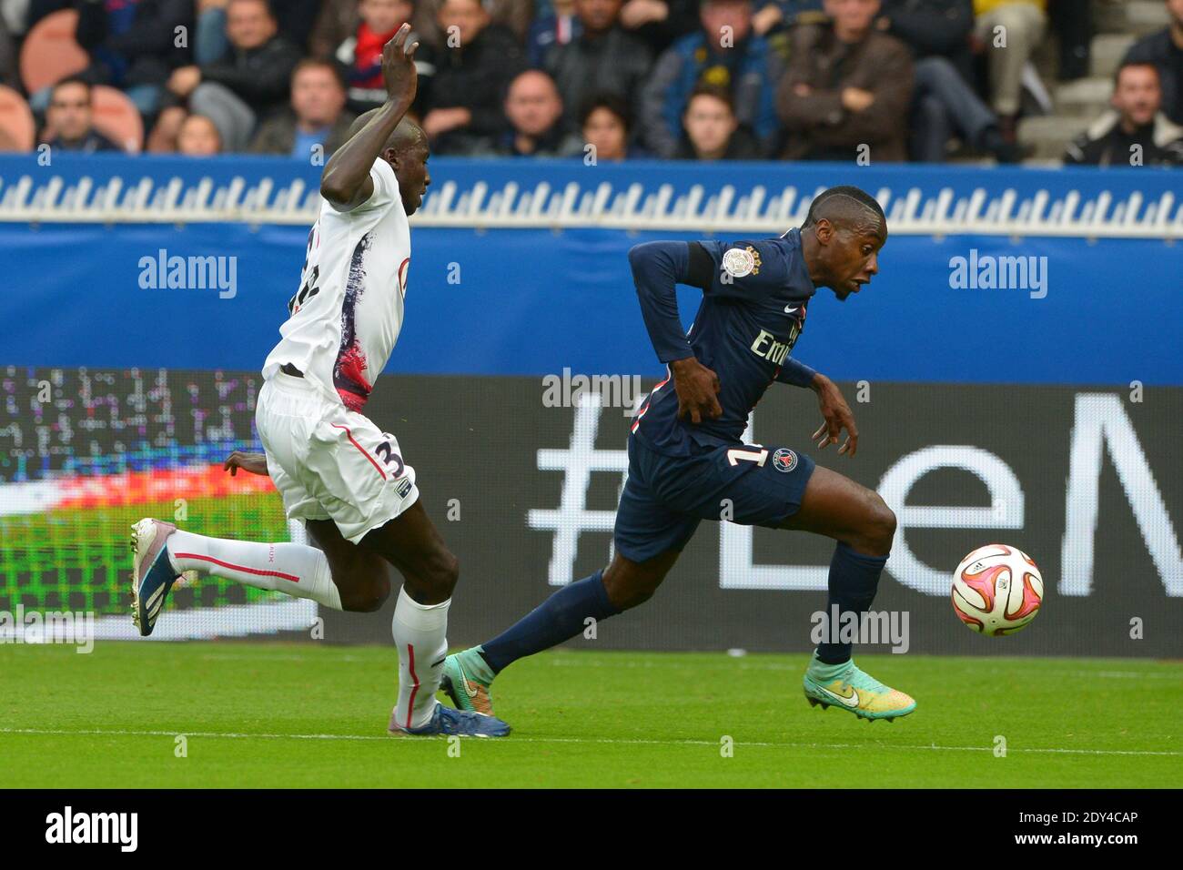 Blaise Matuidi di PSG che combatte il Cedreic Yamberedurando la prima partita di calcio francese della Lega, ParisSaint-Germain vs Bordeaux allo stadio Parc des Princes di Parigi, Francia, il 25 ottobre 2014. PSG ha vinto 3-0. Foto di Henri Szwarc/ABACAPRESS.COM Foto Stock