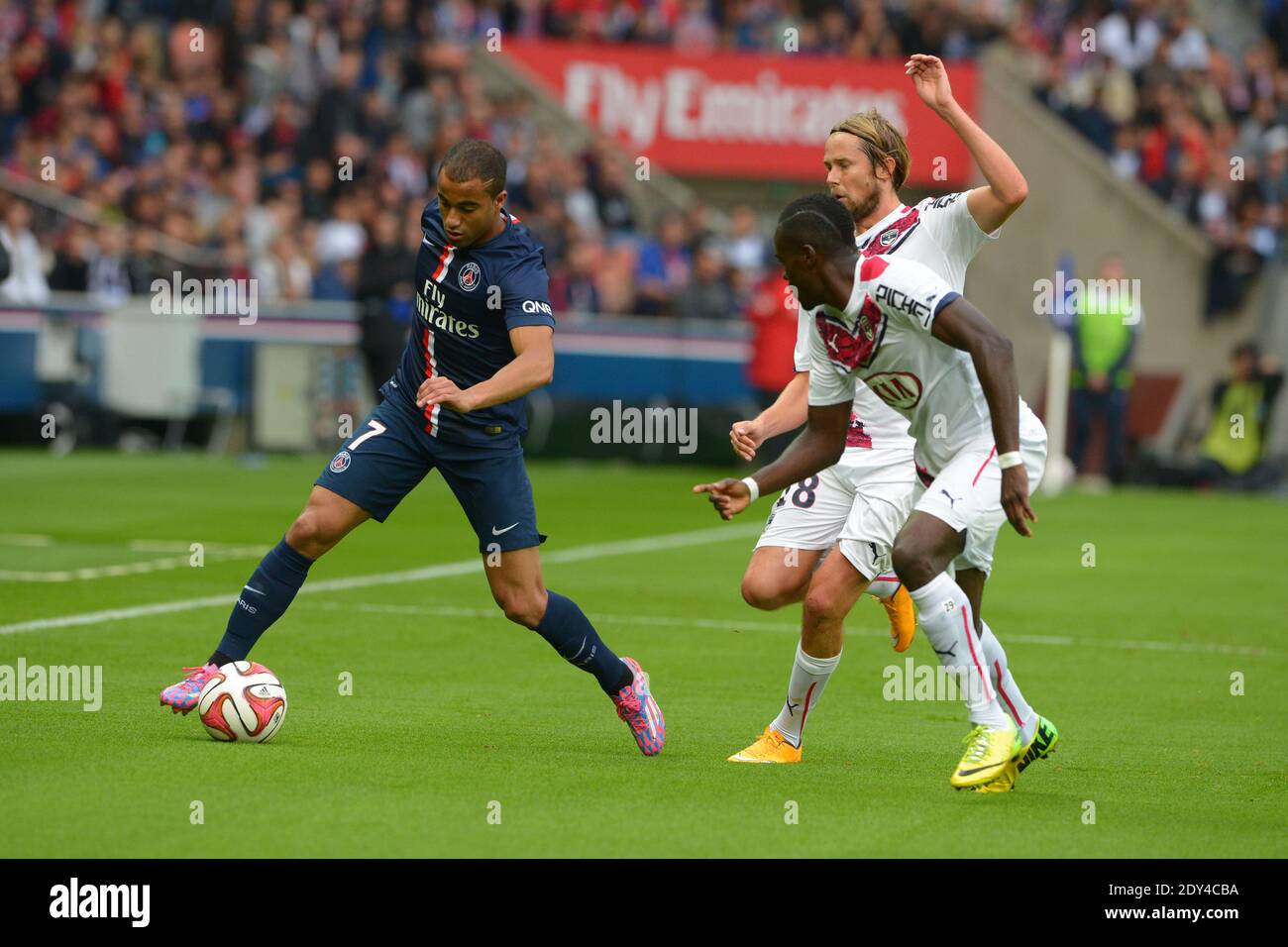 Lucas Moura di PSG ha combattuto contro Jaroslav Plasil di Bordeaux durante la prima partita di calcio della Lega francese, ParisSaint-Germain vs Bordeaux allo stadio Parc des Princes di Parigi, Francia, il 25 ottobre 2014. PSG ha vinto 3-0. Foto di Henri Szwarc/ABACAPRESS.COM Foto Stock