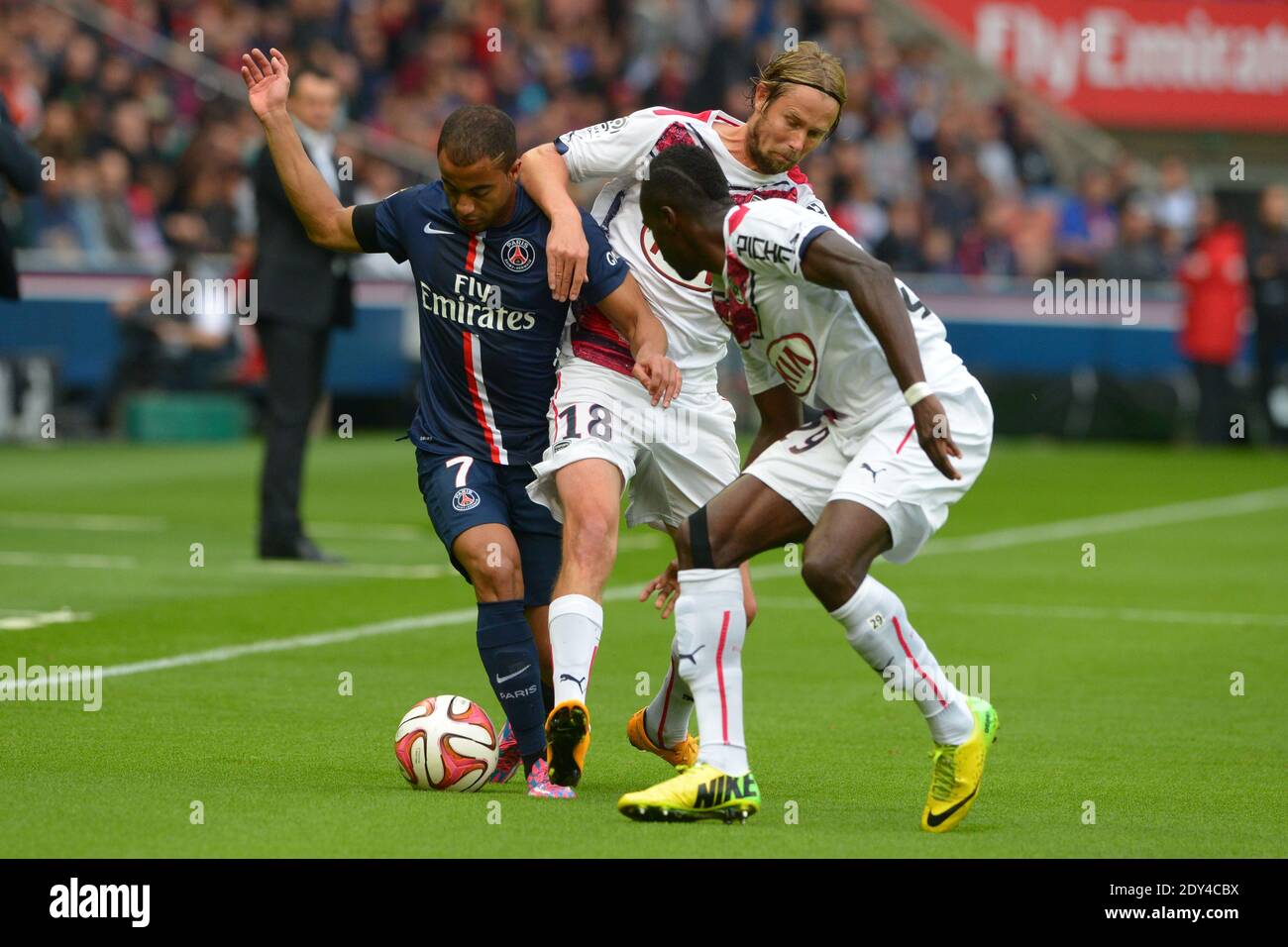 Lucas Moura di PSG ha combattuto contro Jaroslav Plasil di Bordeaux durante la prima partita di calcio della Lega francese, ParisSaint-Germain vs Bordeaux allo stadio Parc des Princes di Parigi, Francia, il 25 ottobre 2014. PSG ha vinto 3-0. Foto di Henri Szwarc/ABACAPRESS.COM Foto Stock