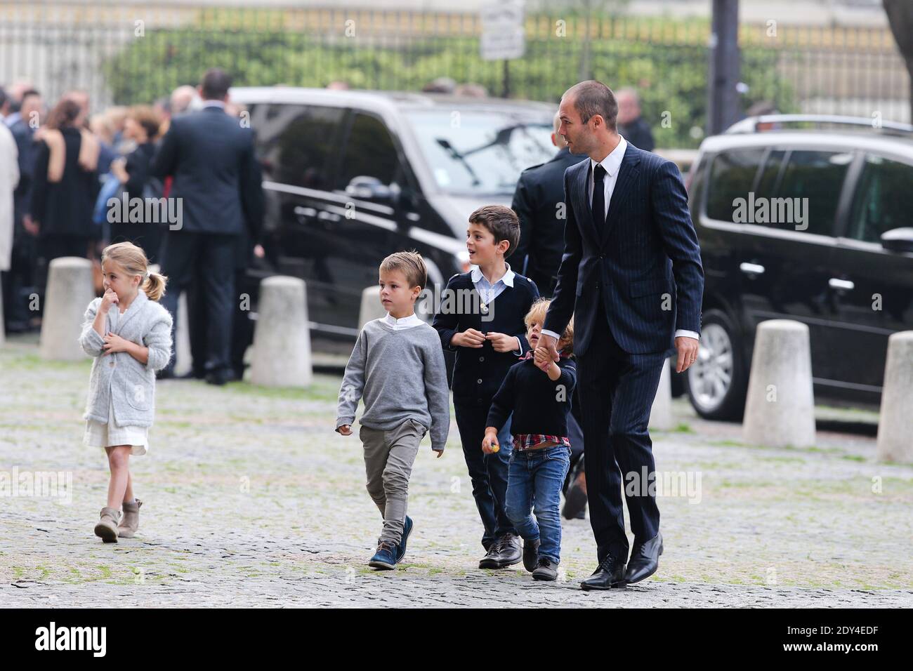 Gli ospiti che arrivano per un tributo al defunto CEO di Total Christophe de Margerie, morto in un incidente aereo a Mosca la scorsa settimana, nella chiesa di Saint-Sulpice a Parigi, in Francia, il 27 ottobre 2014. Foto di ABACAPRESS.COM Foto Stock