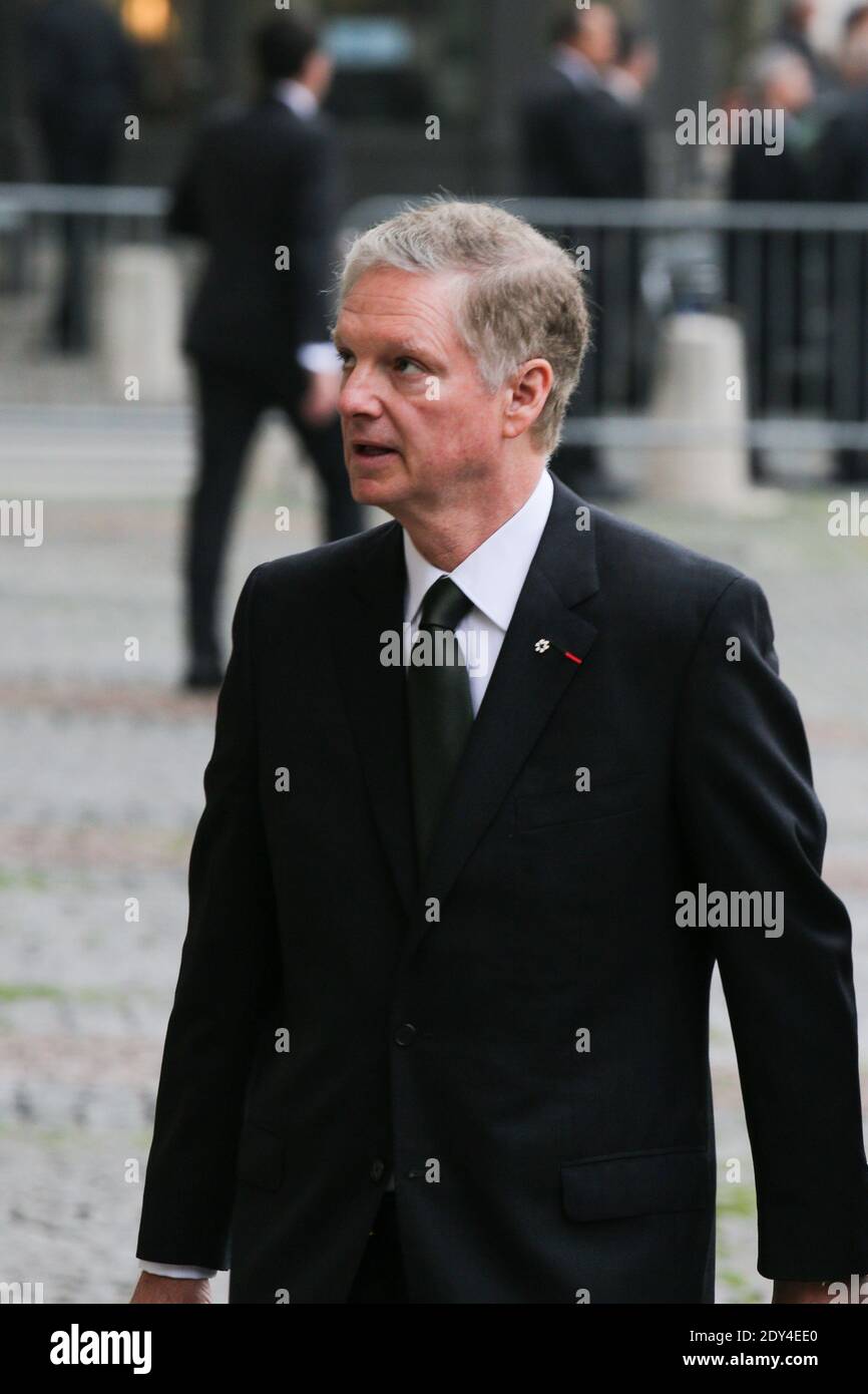 Gli ospiti che arrivano per un tributo al defunto CEO di Total Christophe de Margerie, morto in un incidente aereo a Mosca la scorsa settimana, nella chiesa di Saint-Sulpice a Parigi, in Francia, il 27 ottobre 2014. Foto di ABACAPRESS.COM Foto Stock