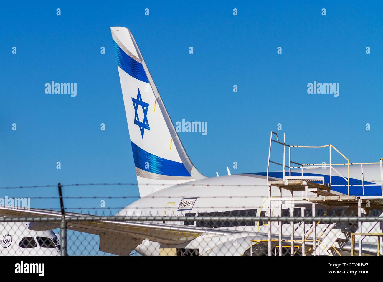 Victorville, CA, USA – 22 dicembre 2020: Un aereo della El al Israel Airlines è parcheggiato dietro un'area recintata presso l'aeroporto Logistics della California meridionale Foto Stock