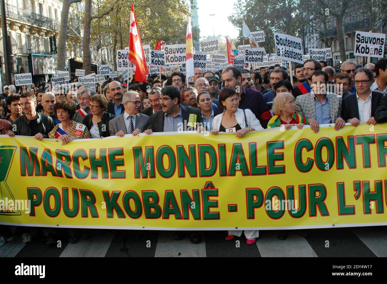 I manifestanti hanno segni che recitano Save Kobane durante un raduno, il 1 novembre 2014 a Parigi, in Francia, parte di una giornata internazionale organizzata a sostegno dei combattenti curdi che cercano di respingere i militanti dello Stato islamico (IS) nella città di confine siriana di Kobane, conosciuta anche come Ain al-Arab. Combattimenti infuriati a Kobane, vicino al confine turco-siriano, dopo che i jihadisti dello Stato islamico hanno lanciato un nuovo attacco alle milizie curde, sostenuto dall’arrivo di forze peshmerga (curde) irachene fortemente armate. Foto di Alain Apaydin/ABACAPRESS.COM Foto Stock