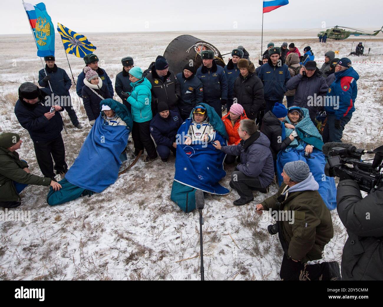Solo per uso editoriale. Expedition 41 ingegnere leggero Alexander Gerst dell'Agenzia spaziale europea (ESA), a sinistra, Comandante Max Suraev dell'Agenzia spaziale Federale Russa (Roscosmos), centro, E l'ingegnere di volo della NASA Reid Wiseman, siediti in sedie fuori dalla capsula Soyuz TMA-13M pochi minuti dopo che sono atterrati in un'area remota vicino alla città di Arkalyk, Kazakhstan il Lunedi, 10 novembre 2014. Suraev, Wiseman e Gerst tornarono sulla Terra dopo più di cinque mesi a bordo della Stazione spaziale Internazionale, dove servirono come membri della spedizione 40 e 41 equipaggi. Distribuire la foto di Bill Ingalls/NASA/ABACA Foto Stock