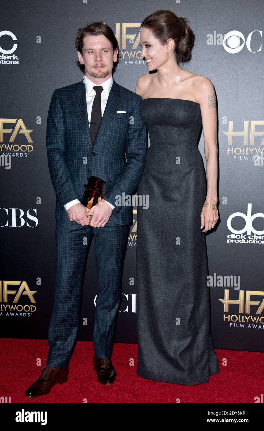 Jack o'Connell e Angelina Jolie si pongono nella sala stampa durante il 18° annuale Hollywood Film Awards al Palladium di Los Angeles, CA, USA il 14 novembre 2014. Angelina Jolie ha scelto di indossare Atelier Versace. Foto di Lionel Hahn/ABACAPRESS.COM Foto Stock