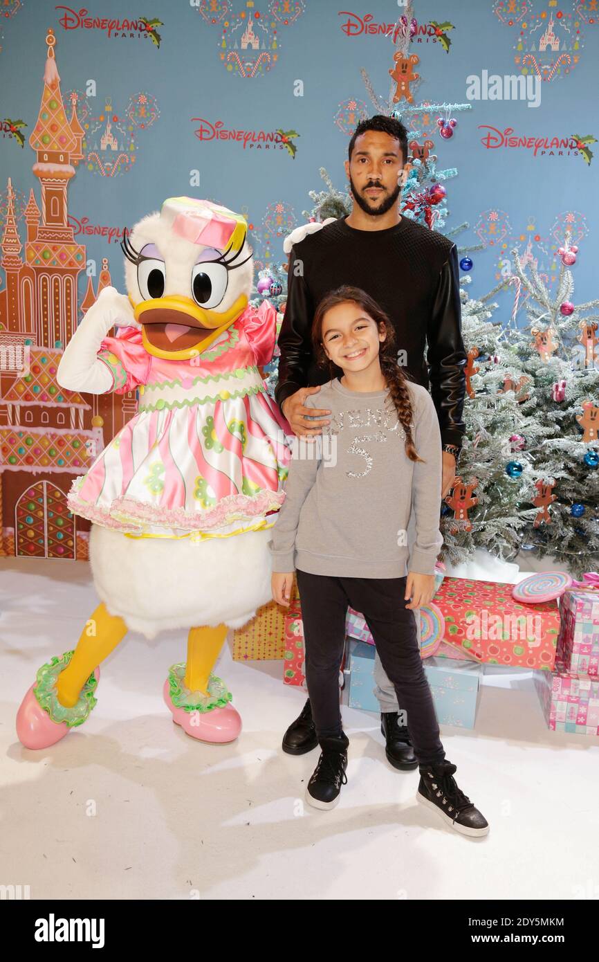 Gael Clichy e sua figlia Angelle frequentano il giorno di apertura della stagione natalizia a Disneyland Resort Paris a Marne-la-Vallee, Francia, il 15 novembre 2014. Foto di Jerome Domine/ABACAPRESS.COM Foto Stock