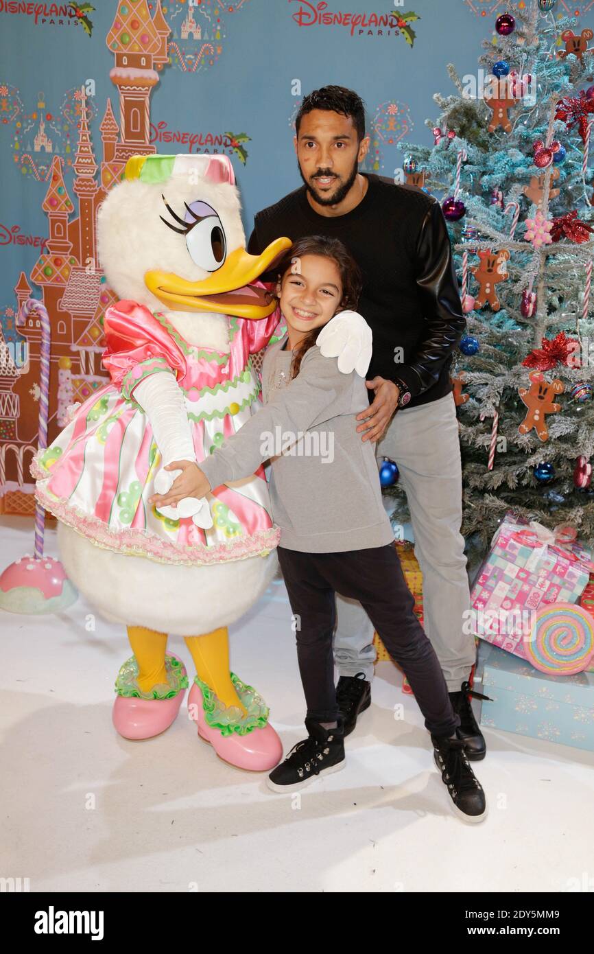 Gael Clichy e sua figlia Angelle frequentano il giorno di apertura della stagione natalizia a Disneyland Resort Paris a Marne-la-Vallee, Francia, il 15 novembre 2014. Foto di Jerome Domine/ABACAPRESS.COM Foto Stock