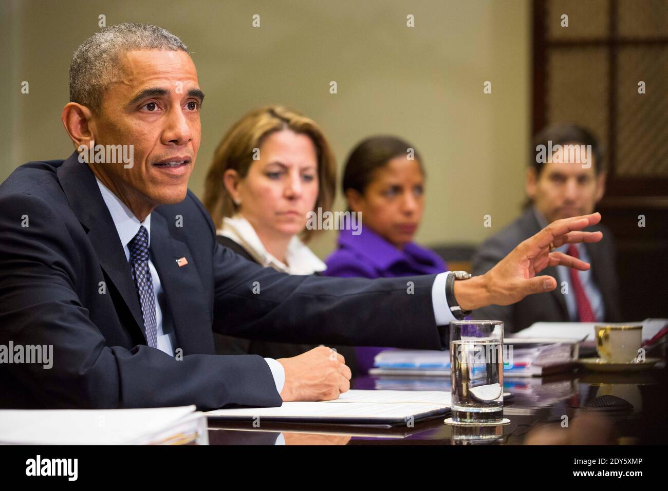 Il presidente degli Stati Uniti Barack Obama parla ai media, con Lisa Monaco, Homeland Security Advisor al presidente Obama, Susan Rice, National Security Advisor, E Tom Frieden, direttore dei Centri per il controllo e la prevenzione delle malattie, che si è addetta, durante un incontro con i suoi team nazionali di sicurezza e sanità pubblica riguardo alla risposta del governo Ebola, nella Sala Roosevelt della Casa Bianca, il 18 novembre 2014, a Washington, DC. Il presidente Obama ha invitato il Congresso ad approvare 6.2 miliardi di dollari in spese di emergenza per combattere l’ebola nell’Africa occidentale. Foto di Drew Angerer/piscina/ABACAPRESS.COM Foto Stock