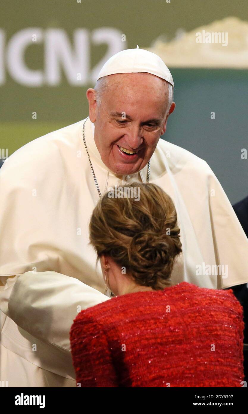 La Regina Letizia della Spagna saluta papa Francesco durante una sessione della seconda Conferenza Internazionale sulla Nutrizione dell'Organizzazione delle Nazioni Unite per l'alimentazione e l'Agricoltura (FAO), a Roma, Italia, il 20 novembre 2014. La conferenza, organizzata congiuntamente dalla FAO e dall'Organizzazione Mondiale della Sanità (OMS), si svolge presso la sede della FAO a Roma dal 19 al 21 novembre. Foto di ABACAPRESS.COM Foto Stock