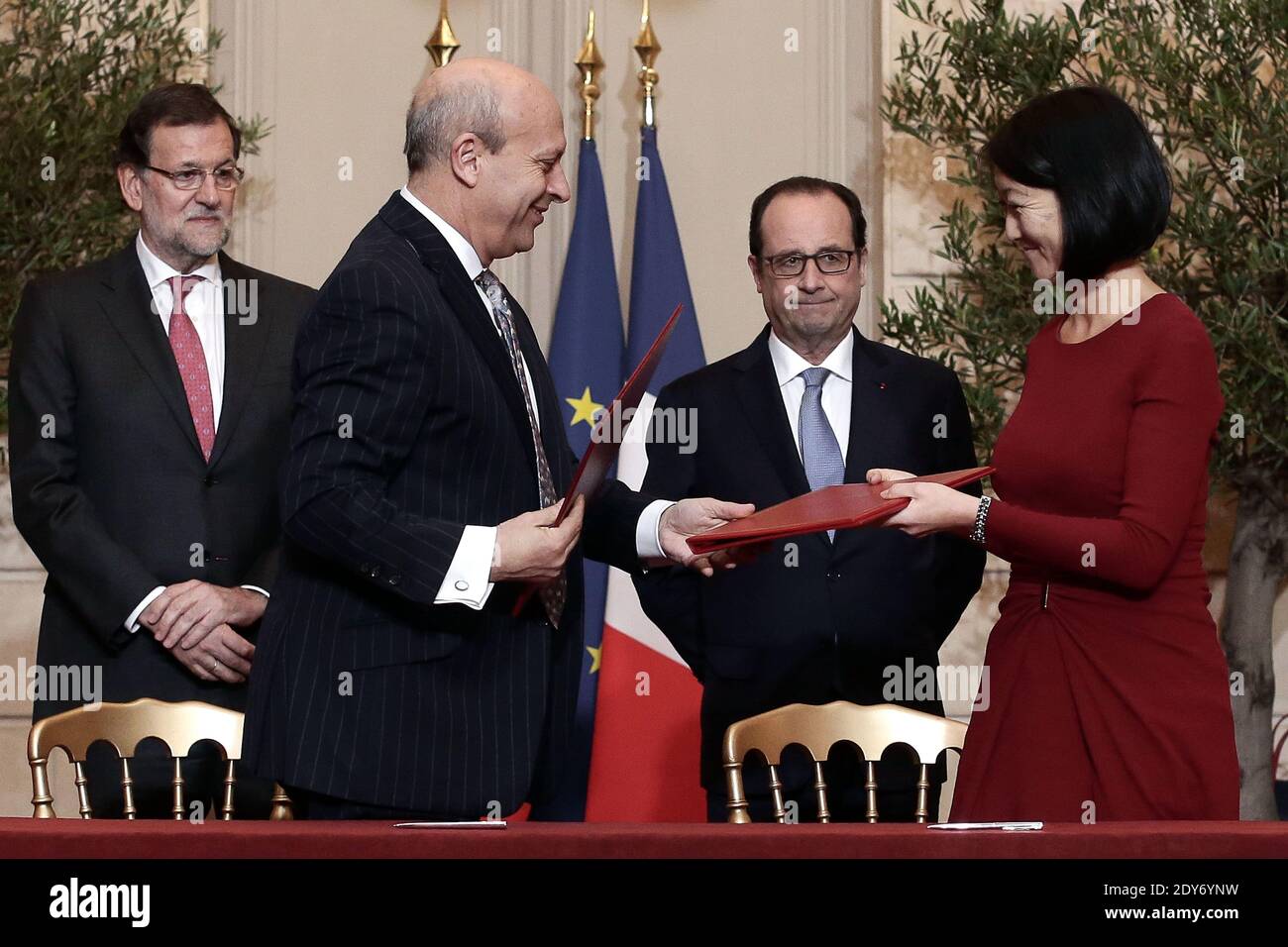 Il presidente francese Francois Hollande e il primo ministro spagnolo Mariano Rajoy guardano mentre il ministro spagnolo dell'Istruzione Jose Ignacio Wert e il ministro francese della Cultura e della comunicazione Fleur Pellerin firmano un accordo nell'ambito del 24° vertice franco-spagnolo, al Palazzo Elysee, a Parigi, Francia, il 1° dicembre 2014. Foto di Stephane Lemouton/ABACAPRESS.COM Foto Stock