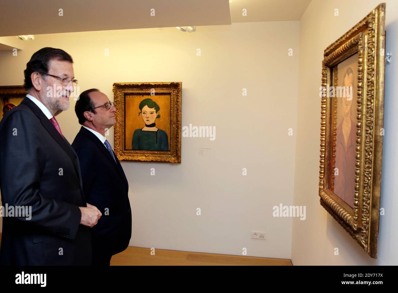 Il presidente francese Francois Hollande e il primo ministro spagnolo Mariano Rajoy (L) guardano al dipinto 'Autoritratto' (1918) dell'artista Joan Miro (R) e al dipinto 'Ritratto di Marguerite' (1906) dell'artista Henri Matisse (retro) esposto nella sala dedicata alla collezione privata di Pablo Picasso, Durante una visita al Museo Picasso nel quartiere Marais di Parigi, Francia, il 1 dicembre 2014. Foto piscina di Philippe Wojazer/ABACAPRESS.COM Foto Stock