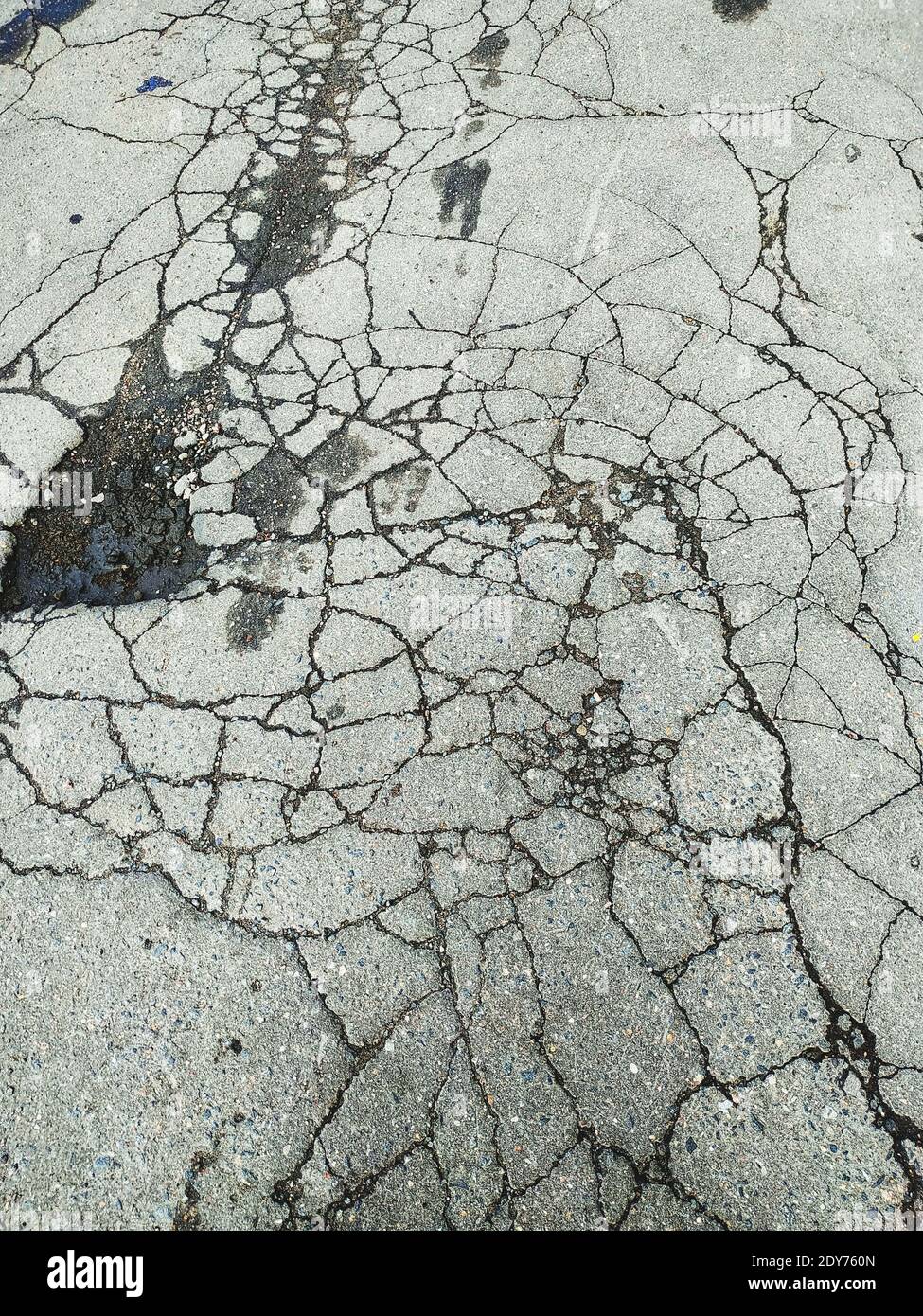 Incrinature su asfalto Foto Stock