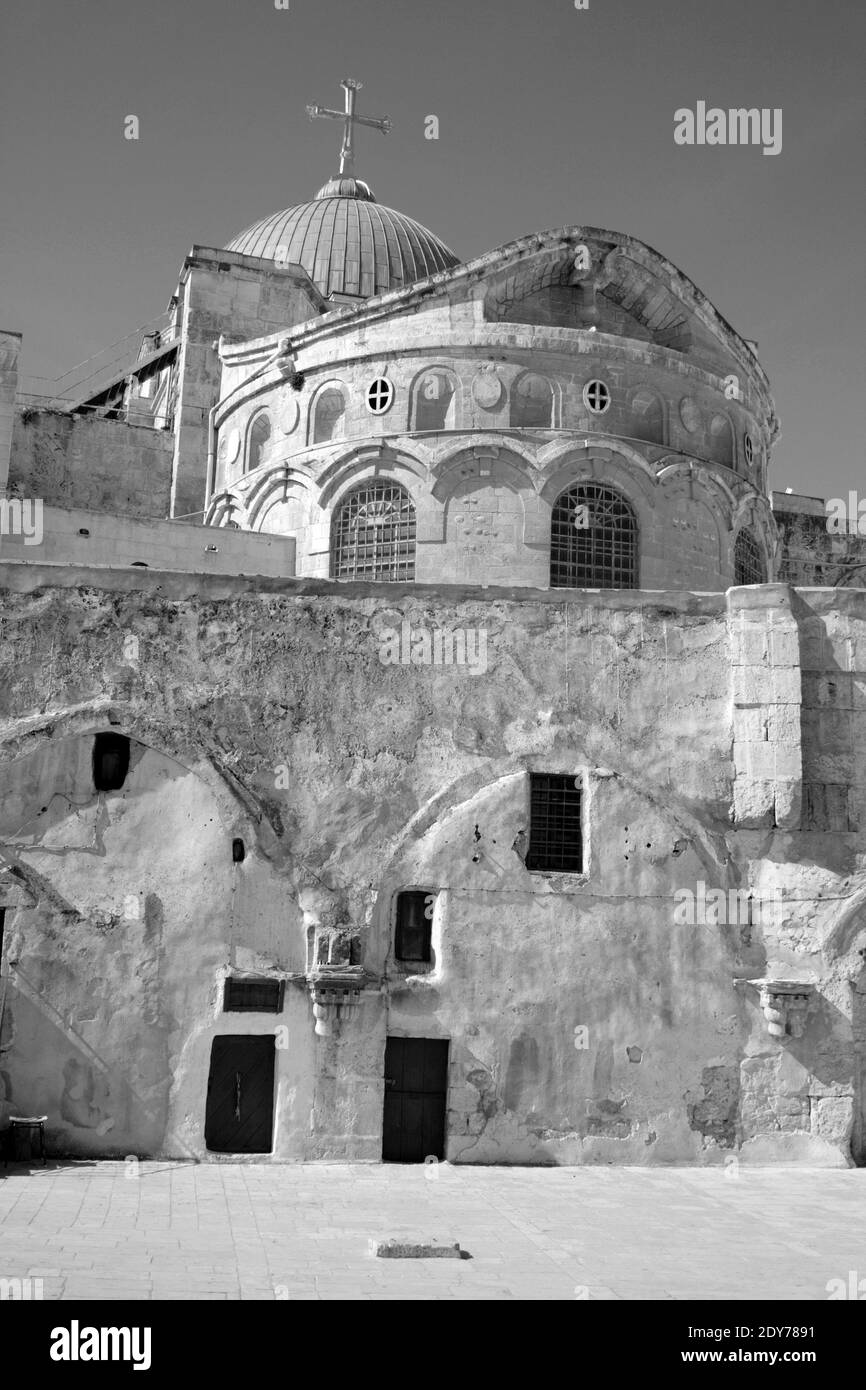 Dietro il Santo Sepolcro visto dal tetto della Cappella di Sant'Elena nella città vecchia di Gerusalemme in bianco e nero, Palestina Israele Foto Stock