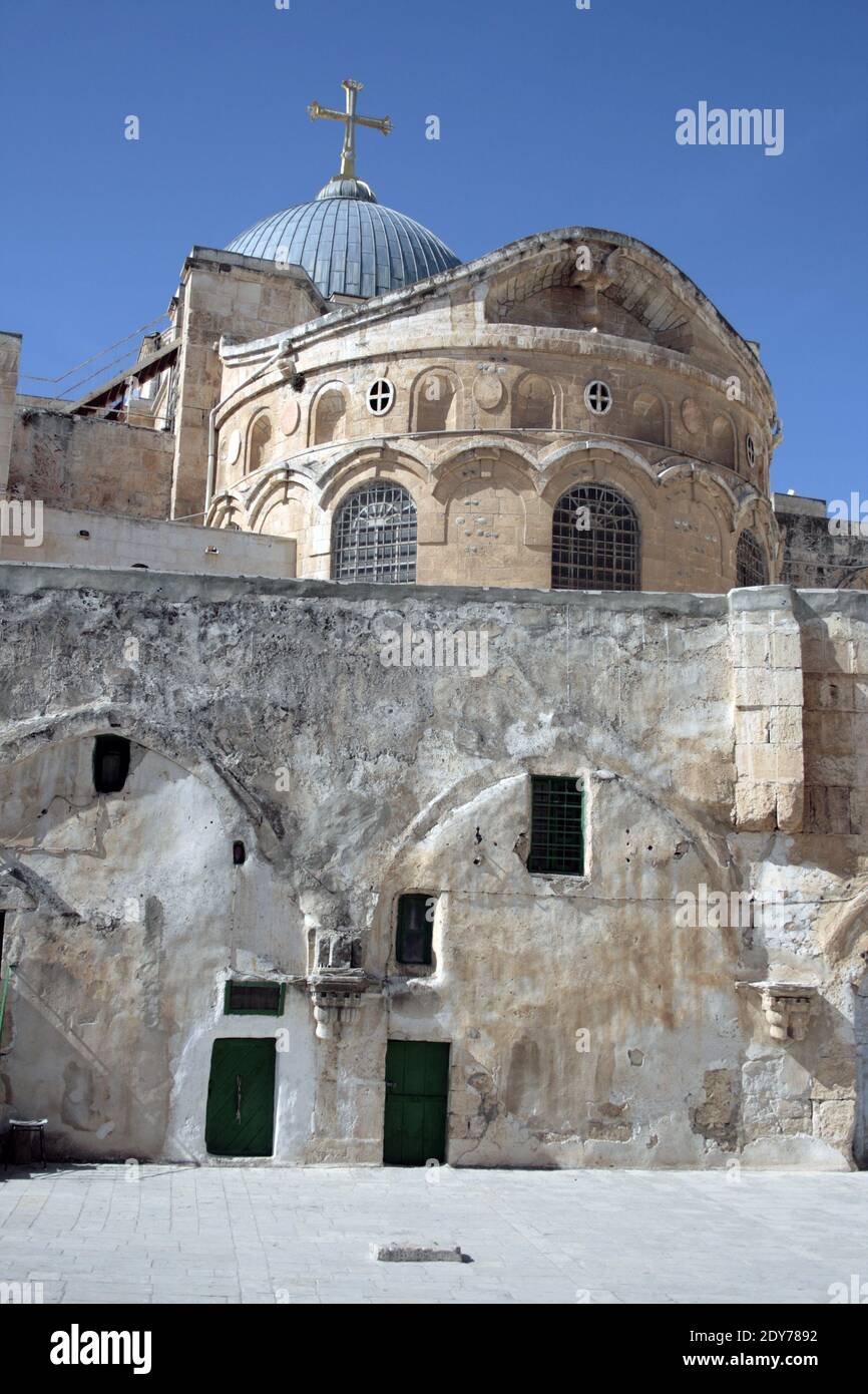 Dietro il Santo Sepolcro visto dal tetto della Cappella di Sant'Elena nella città vecchia di Gerusalemme, Palestina Israele Foto Stock