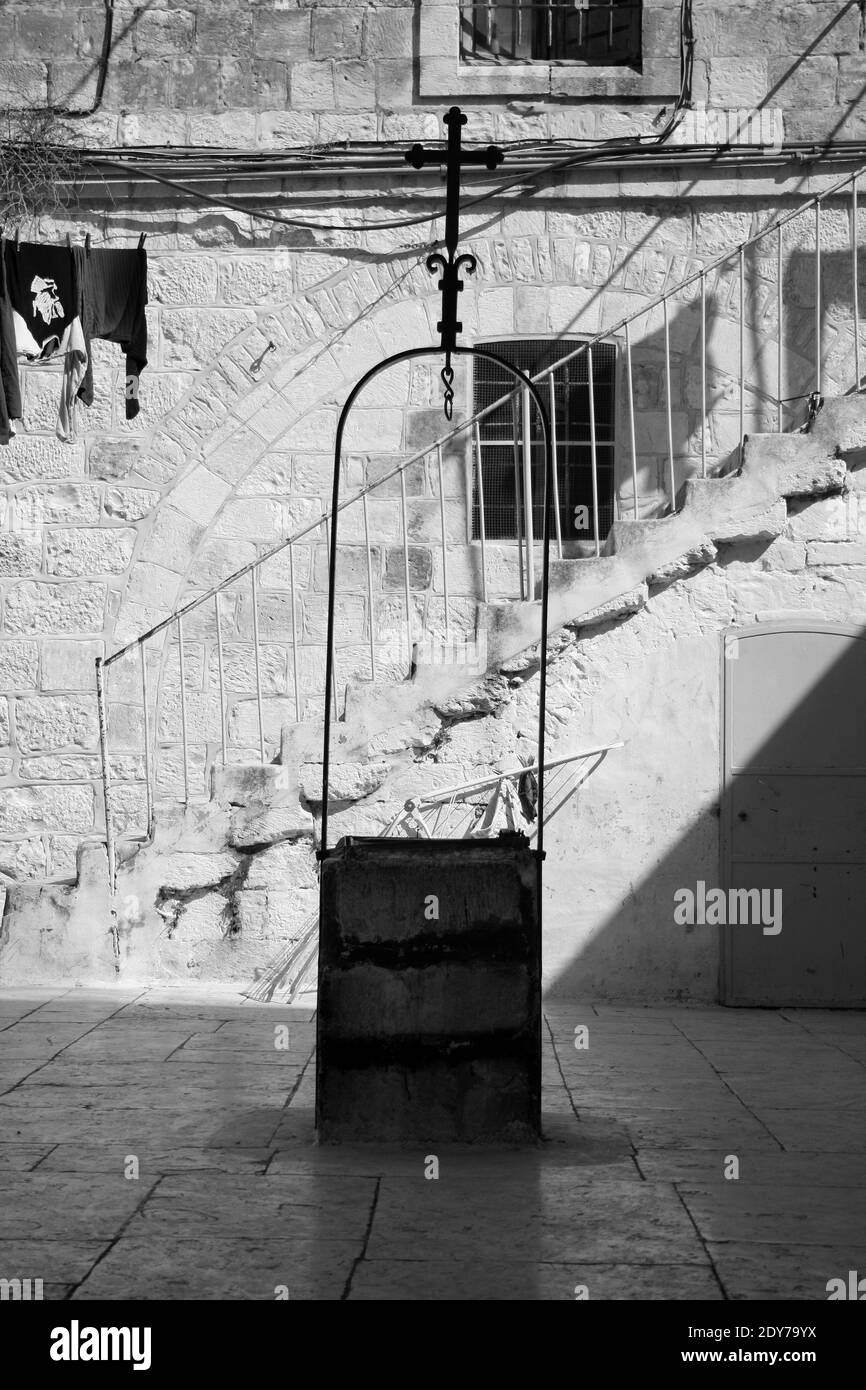 Ancien puit dans une ruelle de la vieille ville de Jérusalem Quartier chrétien Foto Stock