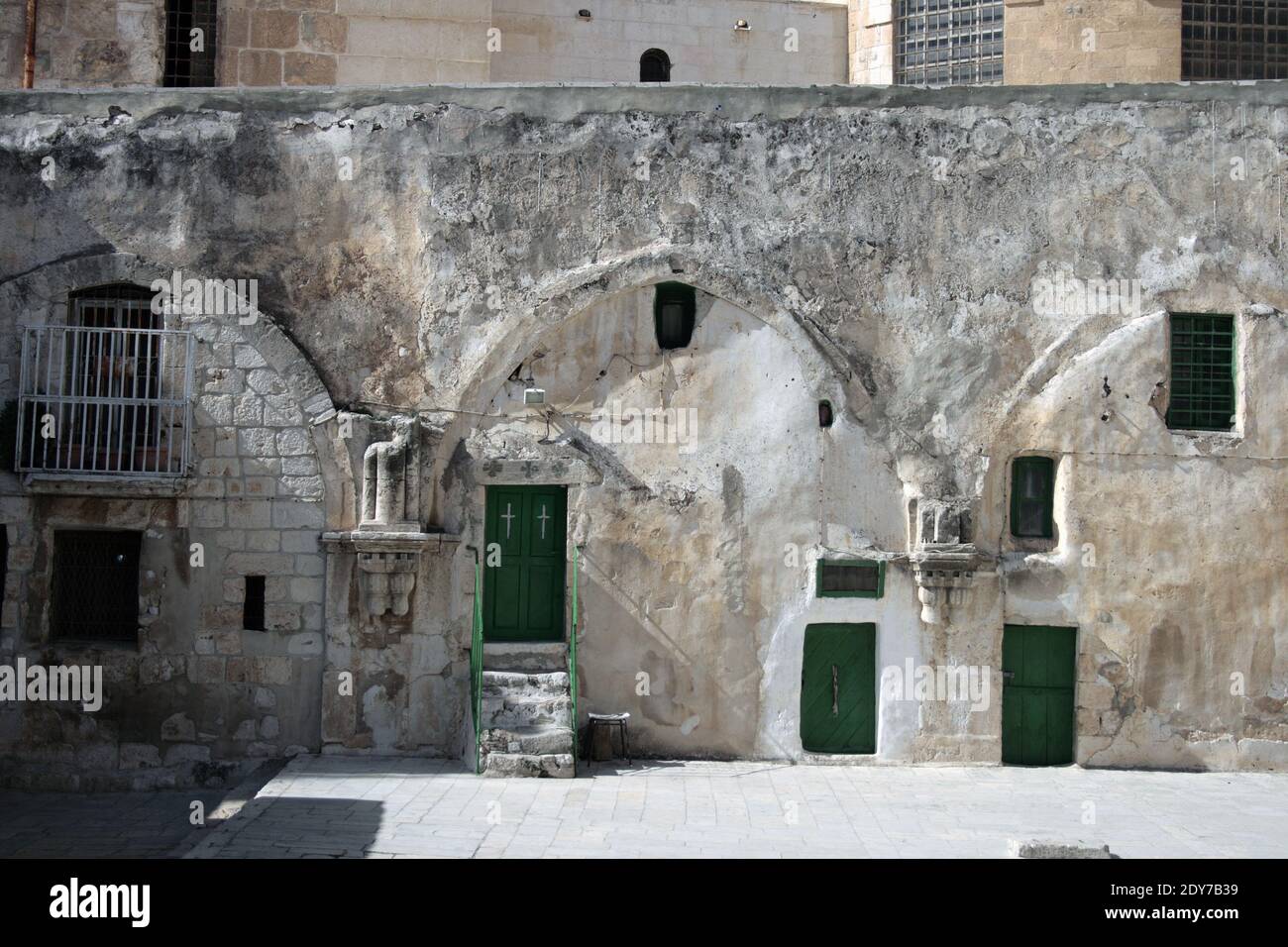 Dietro il Santo Sepolcro visto dal tetto della Cappella di Sant'Elena nella città vecchia di Gerusalemme, Palestina Israele Foto Stock