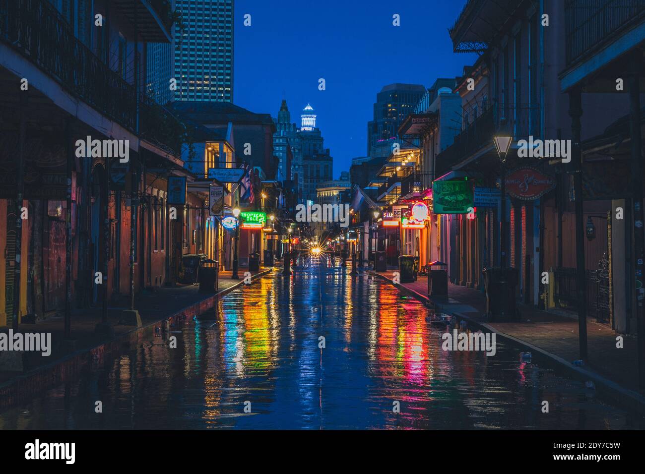La famosa Bourbon Street a New Orleans senza persone la mattina Foto Stock