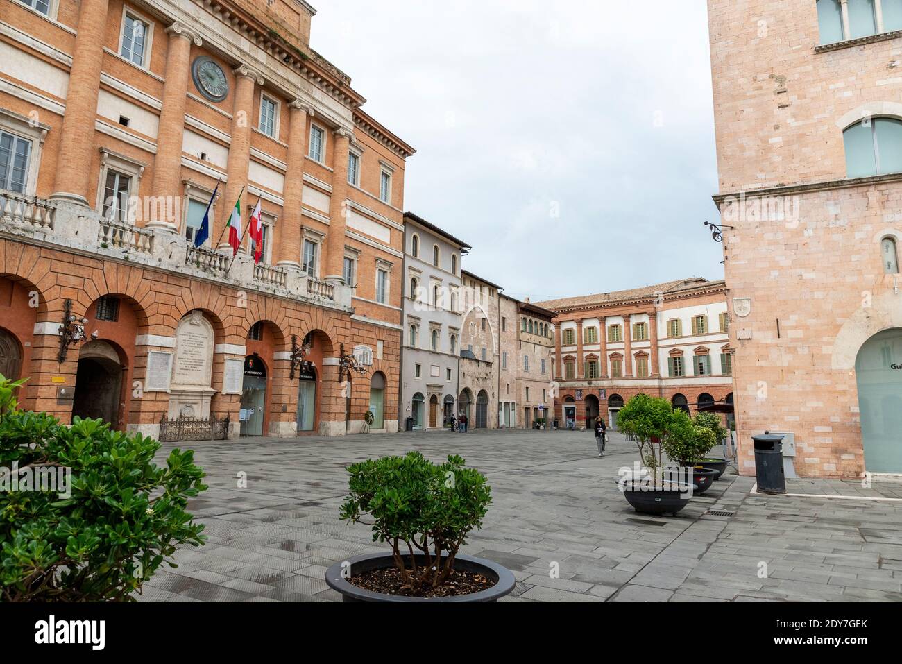 foligno.italy giugno 14 2020 : piazza principale di foligno dove si trova il comune e la chiesa di san feliciano Foto Stock