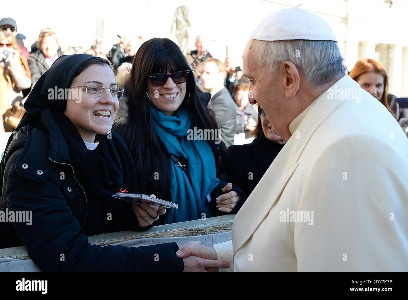 Suor Cristina, una suora cantata, saluta papa Francesco e gli presenta il suo album di 12 brani alla fine dell'udienza generale in Piazza San Pietro in Vaticano il 10 dicembre 2014. La suora Cristina Scuccia, di 26 anni, dell'ordine delle Orsoline, è cresciuta a fama internazionale vincendo il concorso di canto "The Voice" italiano, che si è aggiudicato un contratto record con Universal. A settembre ha annunciato che il suo primo album sarebbe uscito in tempo per Natale. L'album a 12 tracce contiene copertine di 'Try' di Pink, 'No One' di Alicia Keys, 'Somewere Only We Know' di Keane e 'Like A Virgin' di Madonna. Th Foto Stock