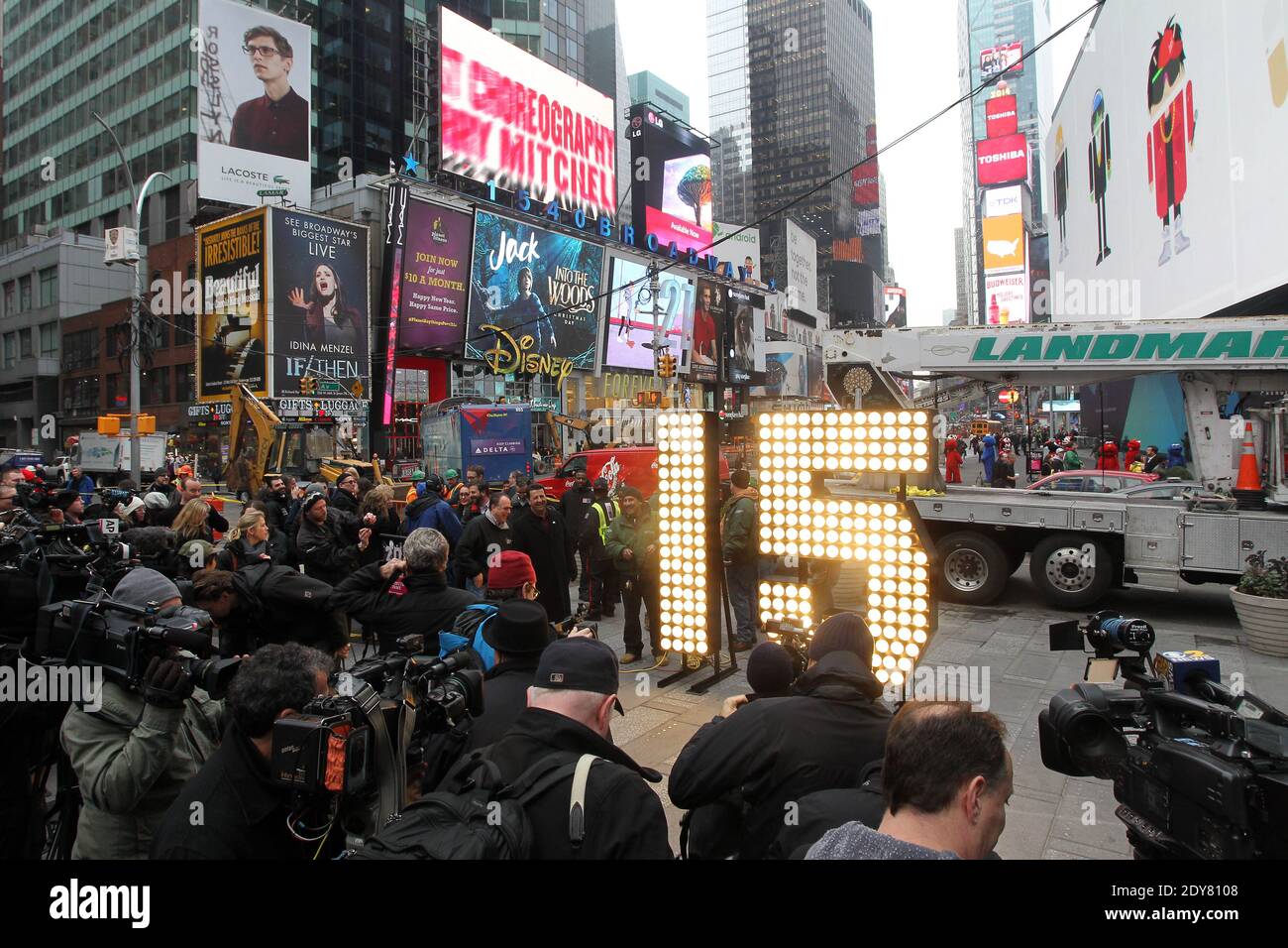 I numeri di Capodanno 2015 sono illuminati in Times Square a New York City, NY, USA, il 16 dicembre 2014. Il gigante, alto sette piedi, 15 è arrivato su un camion pianale sulla 46th Street e Broadway martedì, Il 16 dicembre alle ore 11 i numeri saranno portati in cima a One Times Square dove riposeranno per alcuni giorni prima di completare il cartello 2-0-1-5 che si illumina a mezzanotte di Capodanno per annunciare l'inizio del nuovo anno al completamento Della caduta di sfera. Foto di Charles Guerin/ABACAPRESS.COM Foto Stock