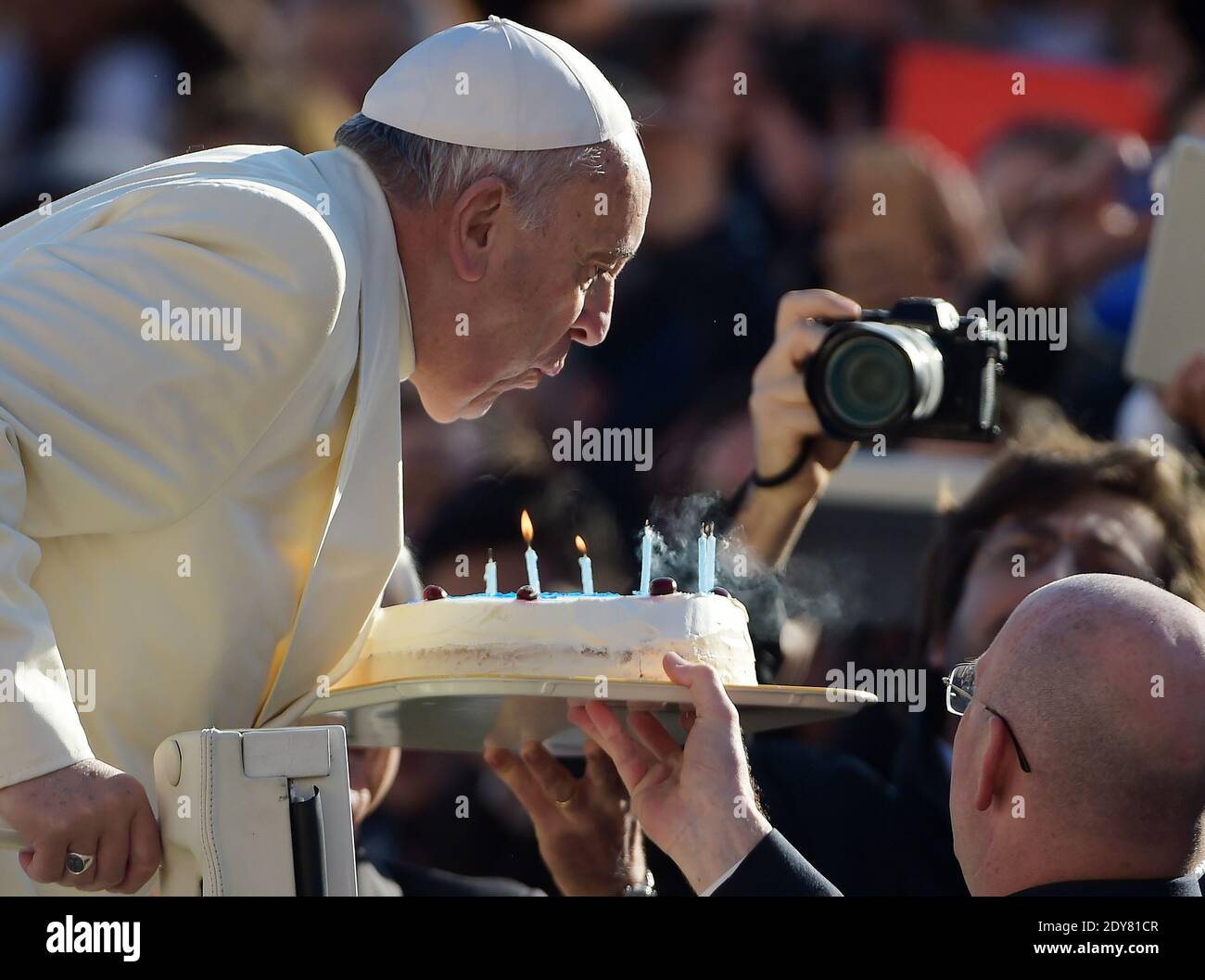 Papa Francesco soffia candele su una torta di compleanno in occasione del suo settantottesimo compleanno quando arriva per la sua udienza generale settimanale in Piazza San Pietro in Vaticano il 17 dicembre 2014. Foto di Eric Vandeville/ABACAPRESS.COM Foto Stock