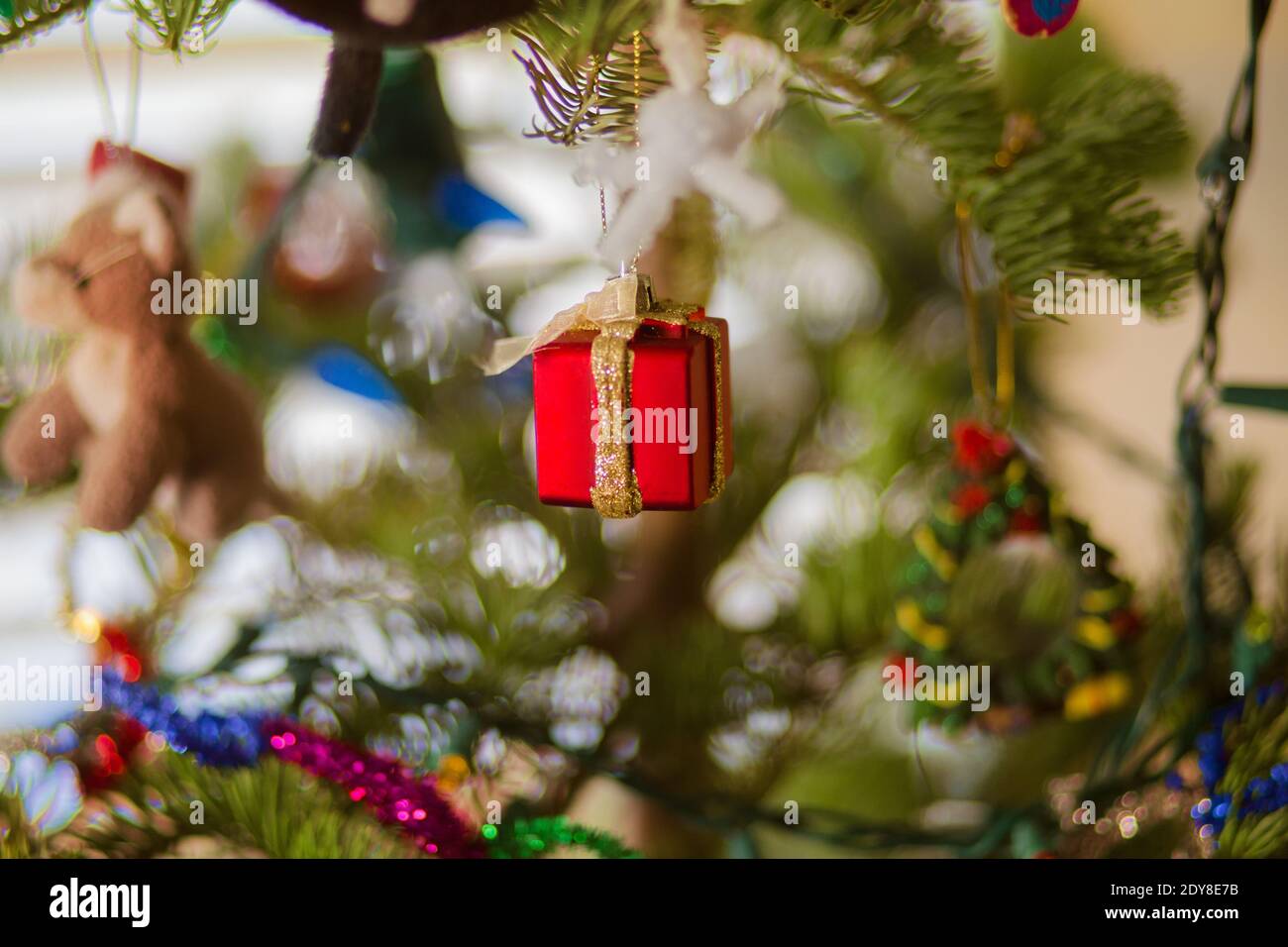Ornamenti di Natale appesi su un albero di Natale di Douglas Fir Foto Stock