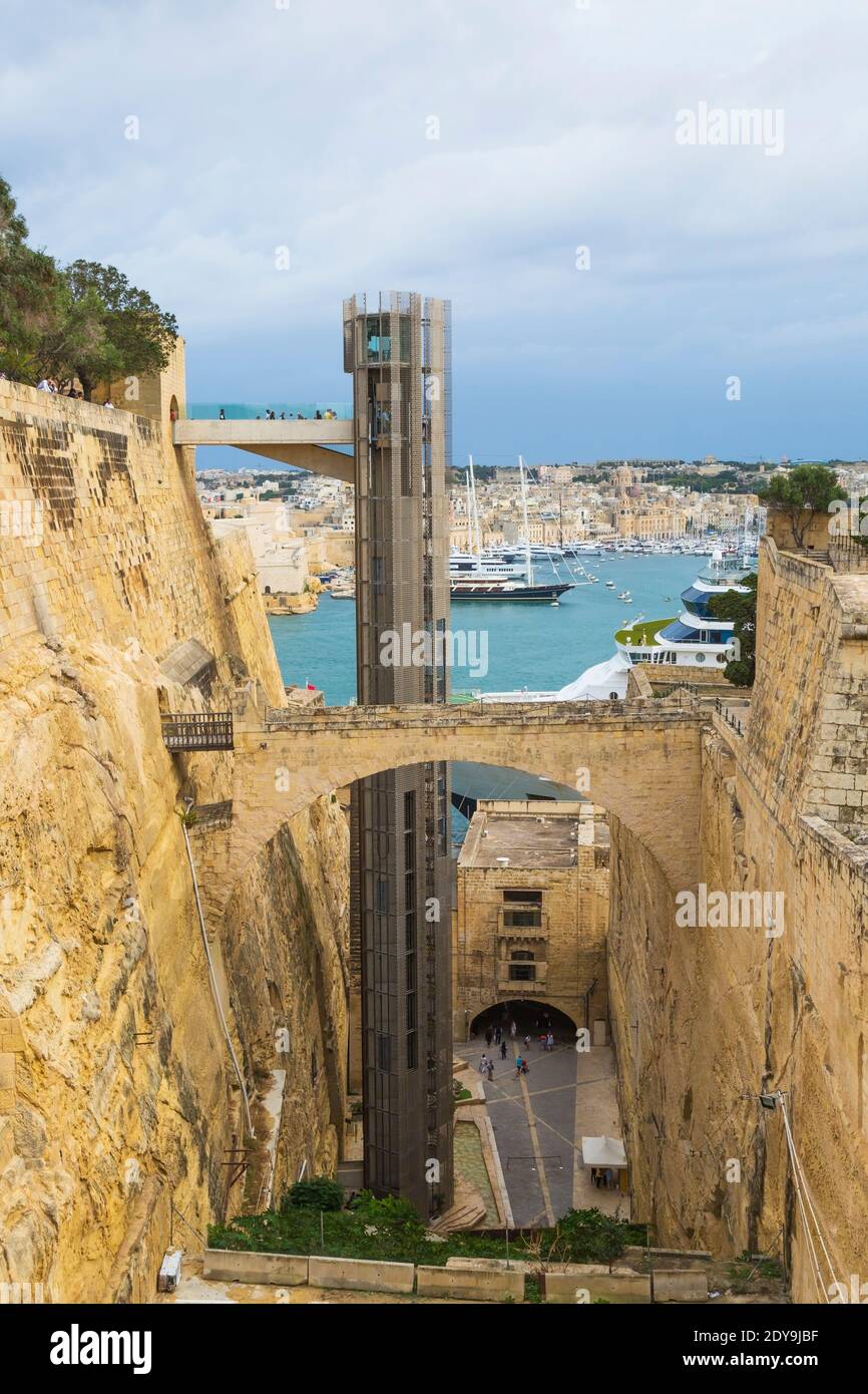 L'ascensore panoramico Barrakka costruito all'interno del museo delle sale da guerra di San Giacomo Ditch, la Valletta, Malta Foto Stock