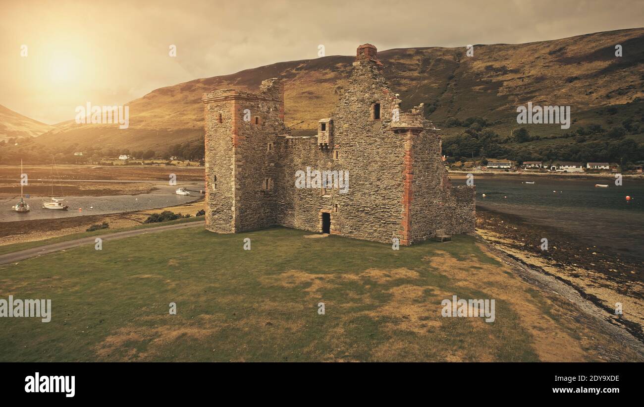 Closeup rovine del castello al sole mare costa aerea. Patrimonio storico della cultura britannica. Antica attrazione turistica. Primo piano del punto di riferimento storico. Cinematico Loch-Ranza Bay, Arran Island, Scozia, Europa Foto Stock