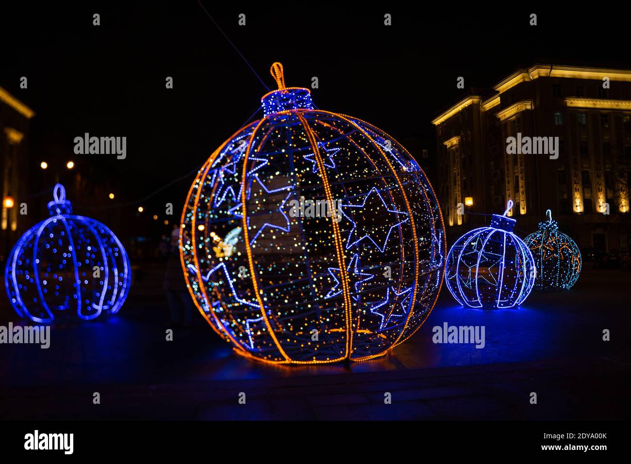 Grandi palline LED di Natale in blu e arancio che decorano la strada invernale durante Natale e New Year.in San Pietroburgo, Russia Foto Stock