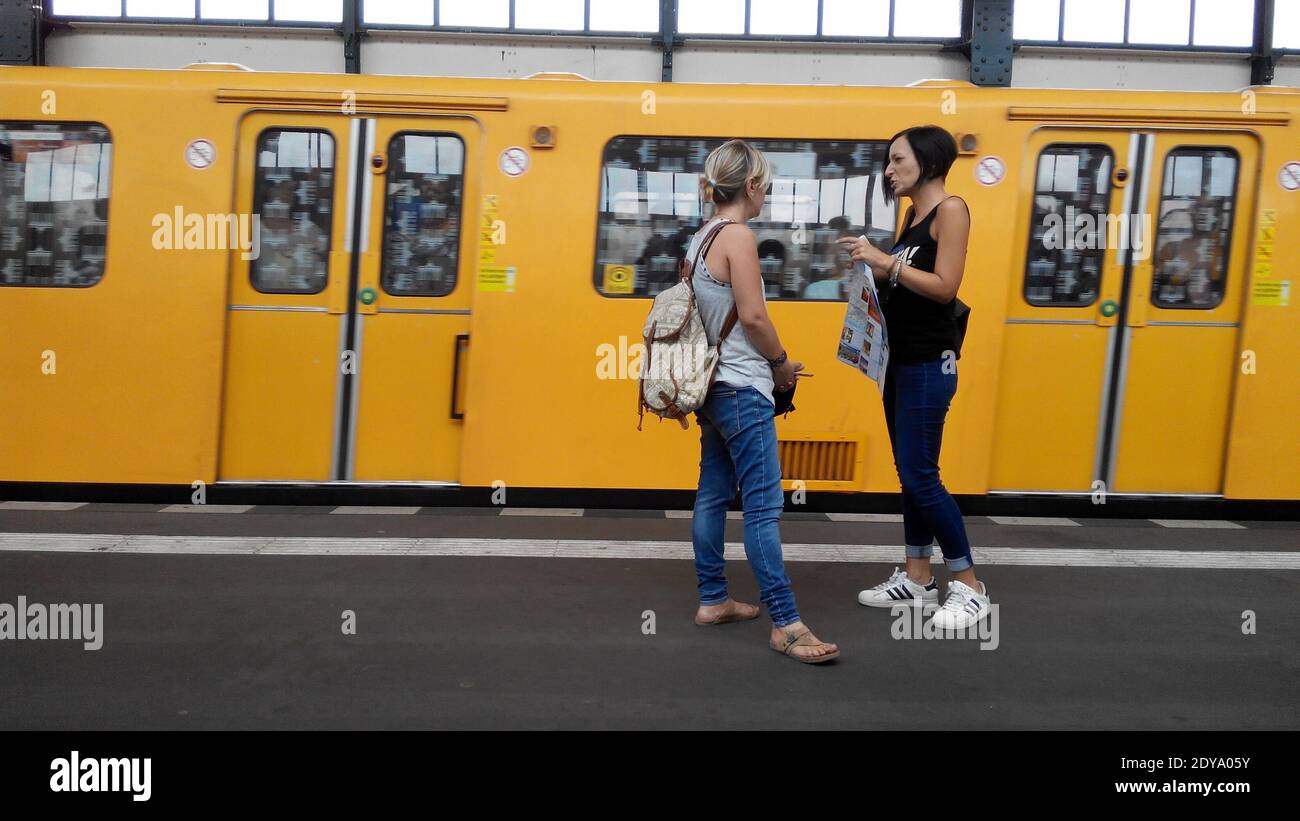 GERMANY.BERLIN - JULE 18, 2015.traffico auto in città. Vita urbana, infrastrutture e commercio. Traffico stradale Foto Stock