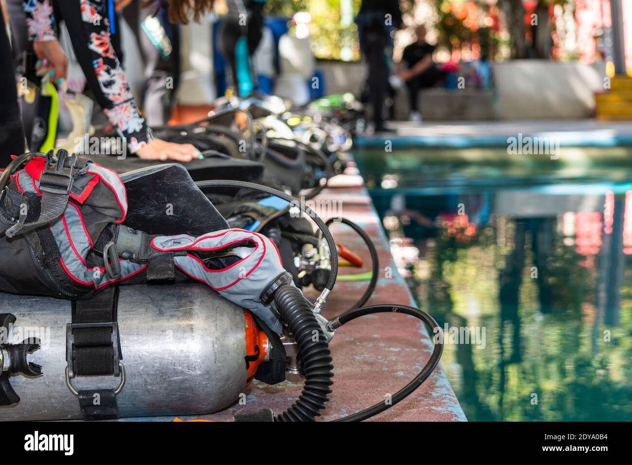 attrezzature per immersioni prima al bordo della piscina una lezione di immersione Foto Stock