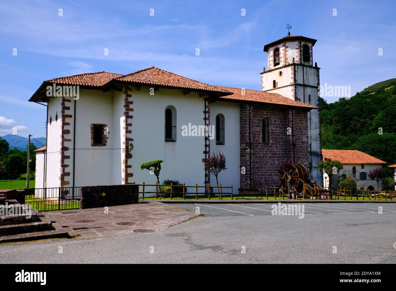 Iglesia de la Asunción, chiesa dell'Ascensione, nel villaggio di Amaiur Maya in Spagna Paesi Baschi Foto Stock