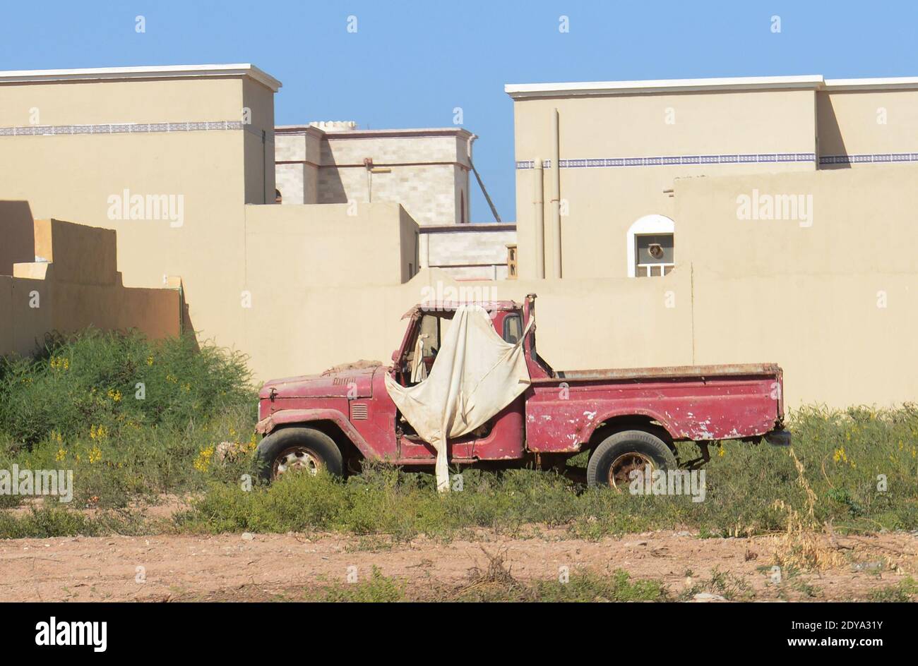 Un vecchio camion del raccoglitore arrugginito. Foto Stock