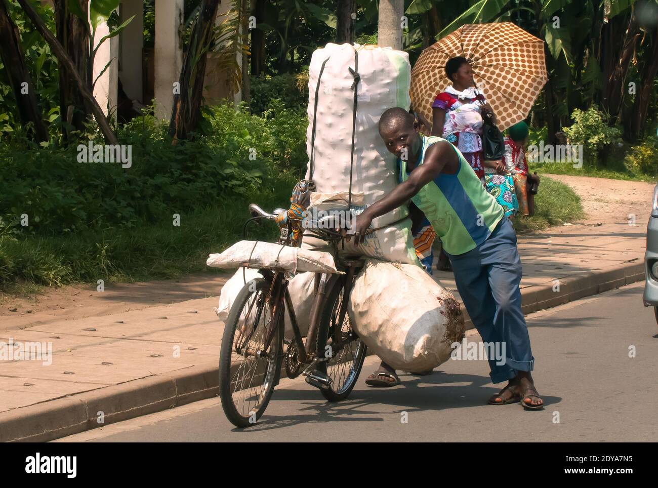 In Ruanda, le biciclette vengono regolarmente utilizzate per trasportare il carico Foto Stock