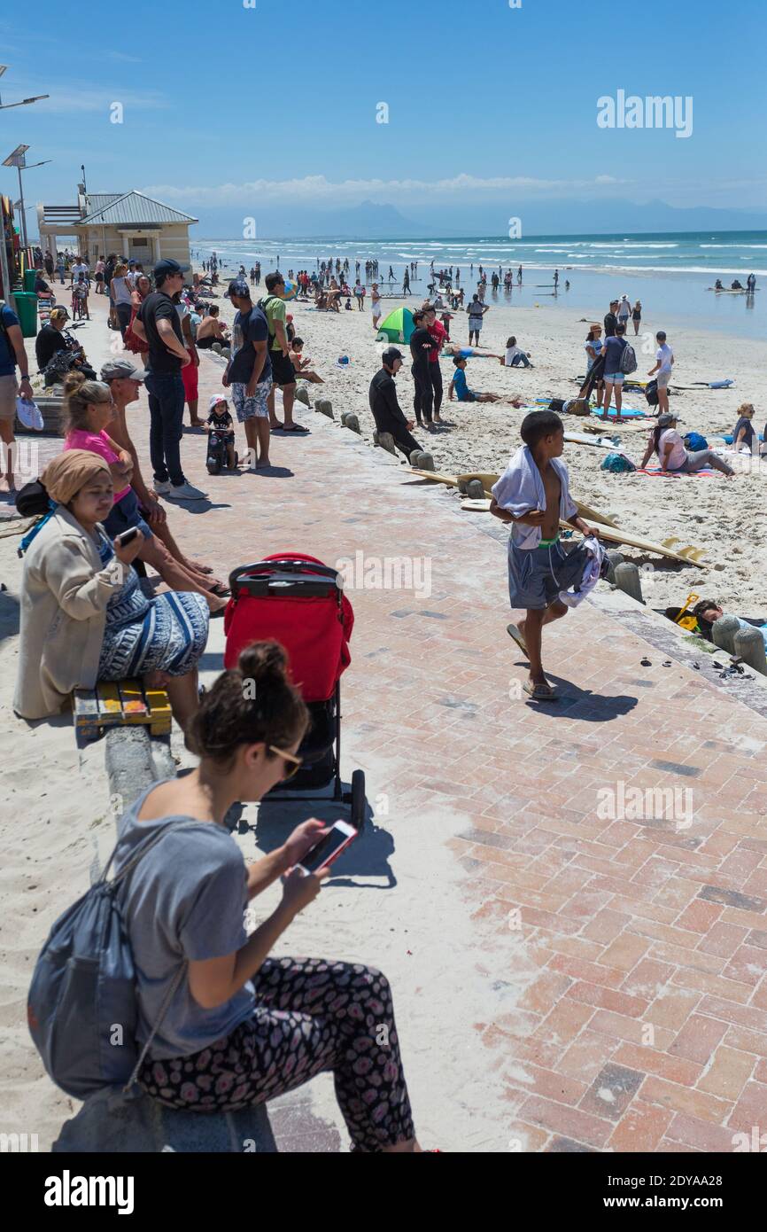 Persone alla spiaggia di Muizenberg durante l'estate Foto Stock