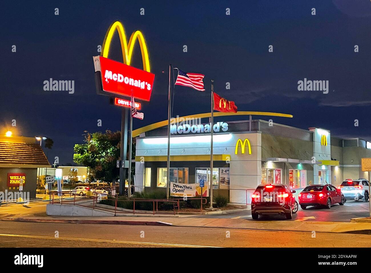 Auto in una linea drive-thru al ristorante McDoanld la vigilia di Natale in mezzo al coronavirus globale COVID-19 pandemia, Giovedi, 24 dicembre 2020, a Los Ang Foto Stock