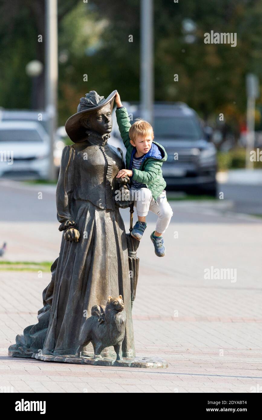 Astrakhan, Russia - 06 ottobre 2019: Scultura Signora con il cane. Il monumento si trova sull'argine Volga. Foto Stock