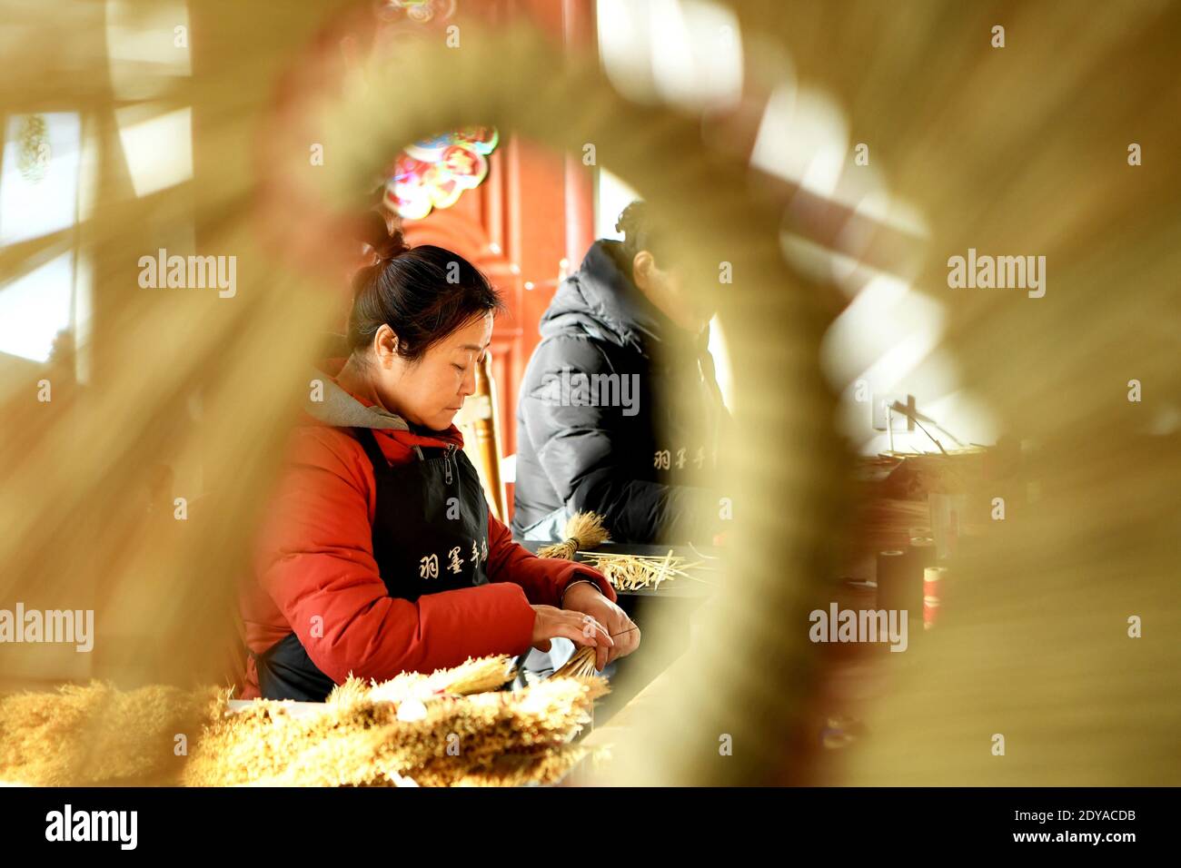 Hebei, provincia cinese di Hebei. 24 Dic 2020. Gli abitanti di un villaggio fanno delle scopa nel villaggio Xiongying di Qiuzhuang Township nella città di Langfang, nella provincia di Hebei della Cina del nord, il 24 dicembre 2020. Negli ultimi anni, Qiuzhuang si è sforzata di sviluppare la sua industria di produzione di scopa, come un modo per aiutare i locali ad aumentare i redditi. Credit: Wang Xiao/Xinhua/Alamy Live News Foto Stock