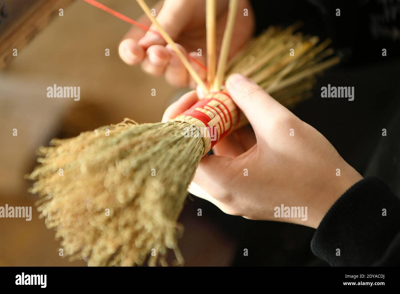 Hebei, provincia cinese di Hebei. 24 Dic 2020. Un abitante di un villaggio fa una scopa nel villaggio di Xiongying di Qiuzhuang Township nella città di Langfang, la provincia di Hebei della Cina del nord, 24 dicembre 2020. Negli ultimi anni, Qiuzhuang si è sforzata di sviluppare la sua industria di produzione di scopa, come un modo per aiutare i locali ad aumentare i redditi. Credit: Wang Xiao/Xinhua/Alamy Live News Foto Stock