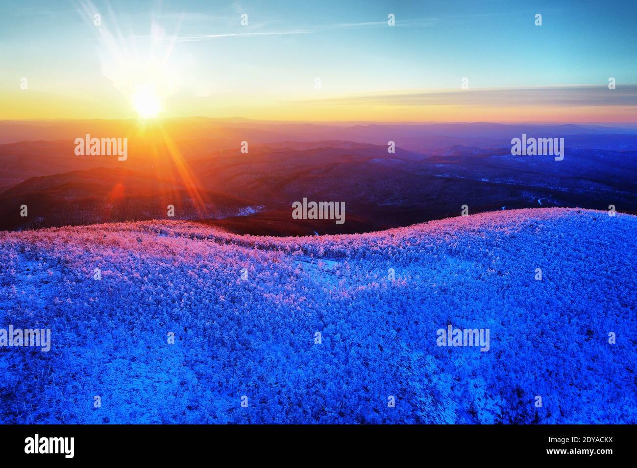 Vista aerea della foresta primordiale innevata della Grande catena montuosa di Khingan nella regione autonoma della Mongolia interna della Cina settentrionale, 19 dicembre 2020. Foto Stock