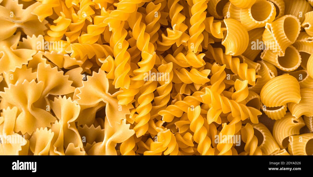 Fondo alimentare di vari tipi di pasta. Foto Stock